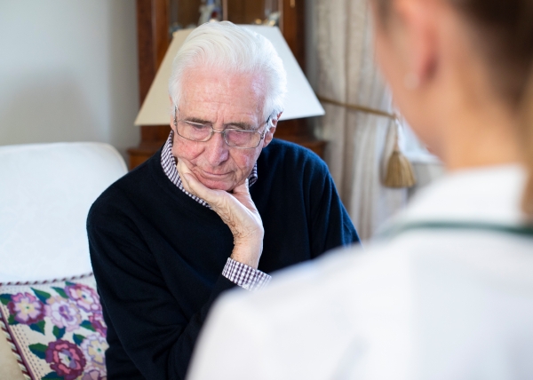 Dementiapotilaan masennus hoituu myös lääkkeettömästi