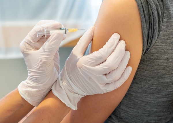Kolmas rokoteannos tuottaa työikäisillä vasta-aineita kaikkia virusmuunnoksia vastaan
